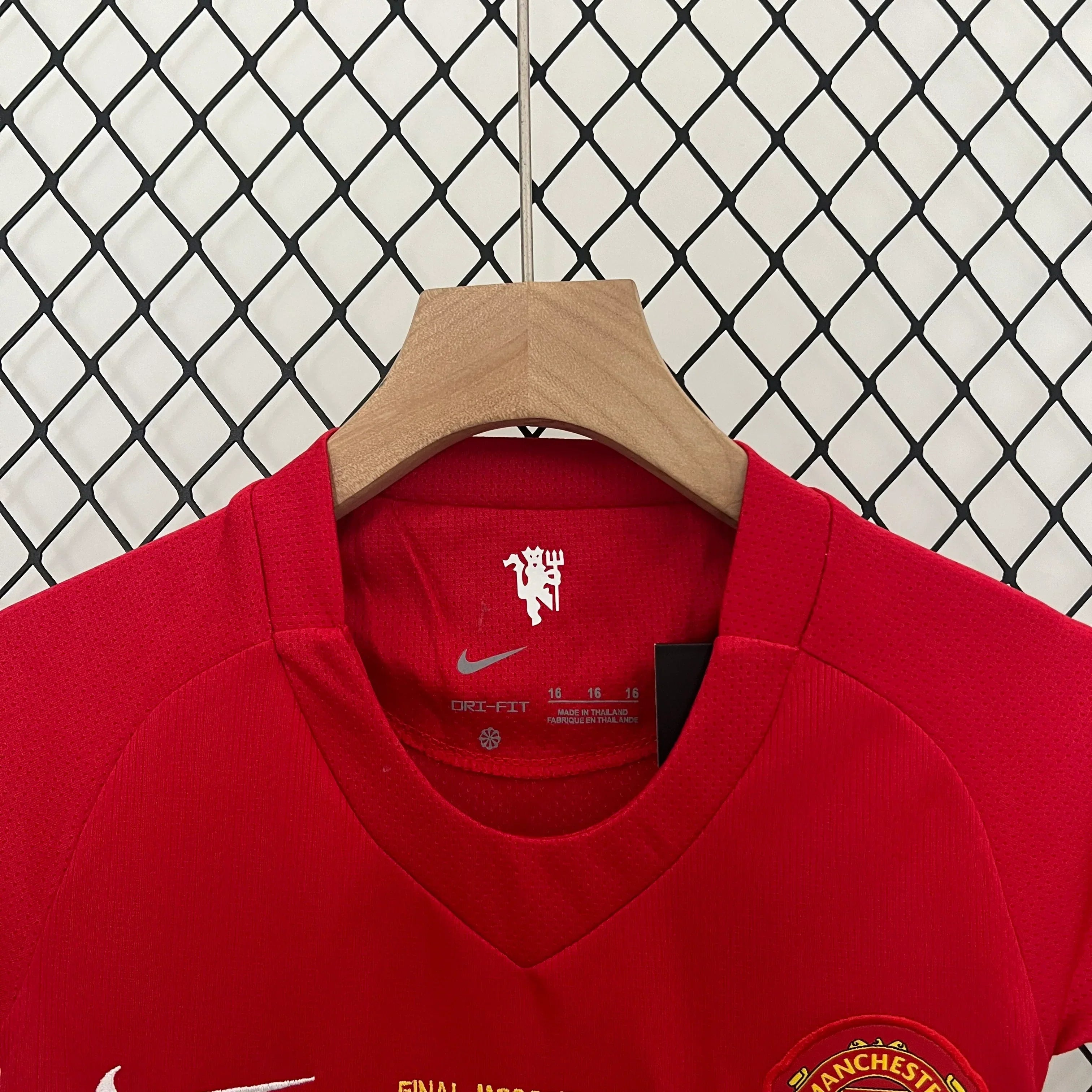 Manchester United Retro 2006/2007 Home Jersey Kids Size - Image 3